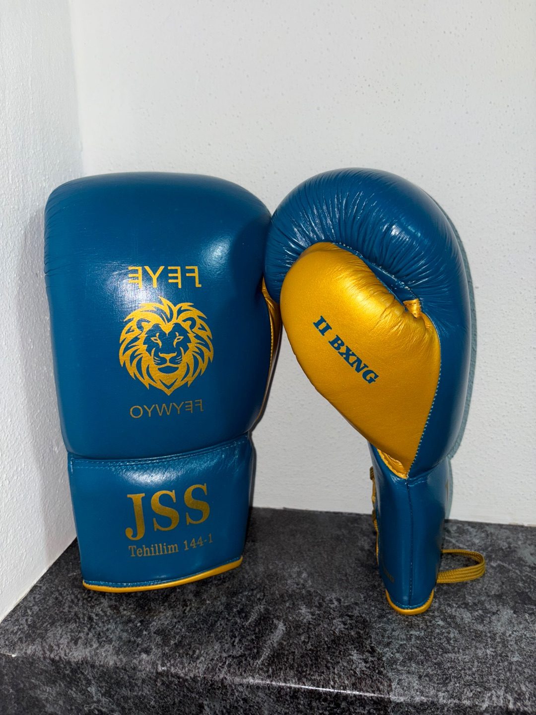 Custom lace-up handschoenen blauw-goud met logo