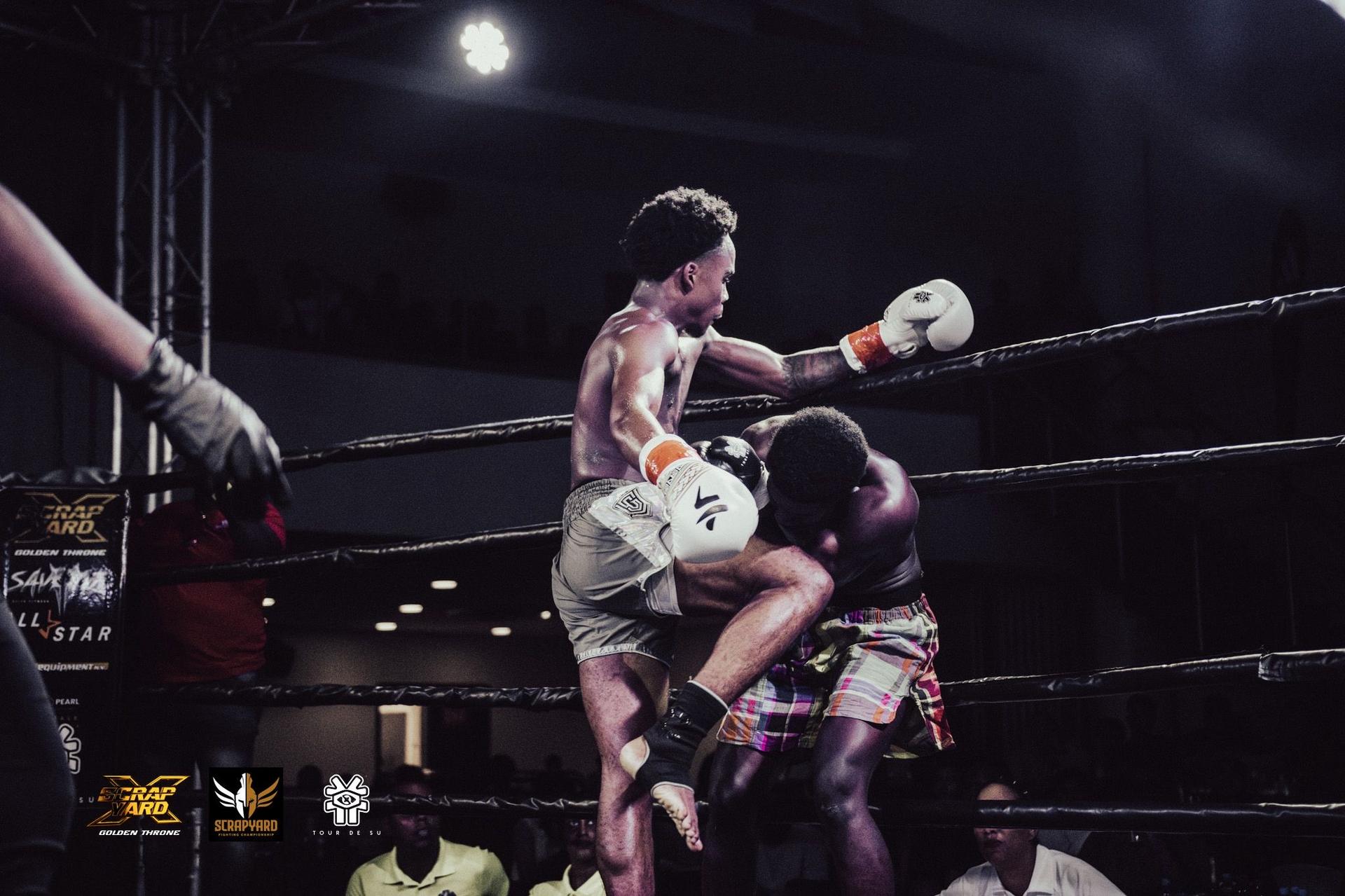 IIBXNG fighter in actie, knee strike