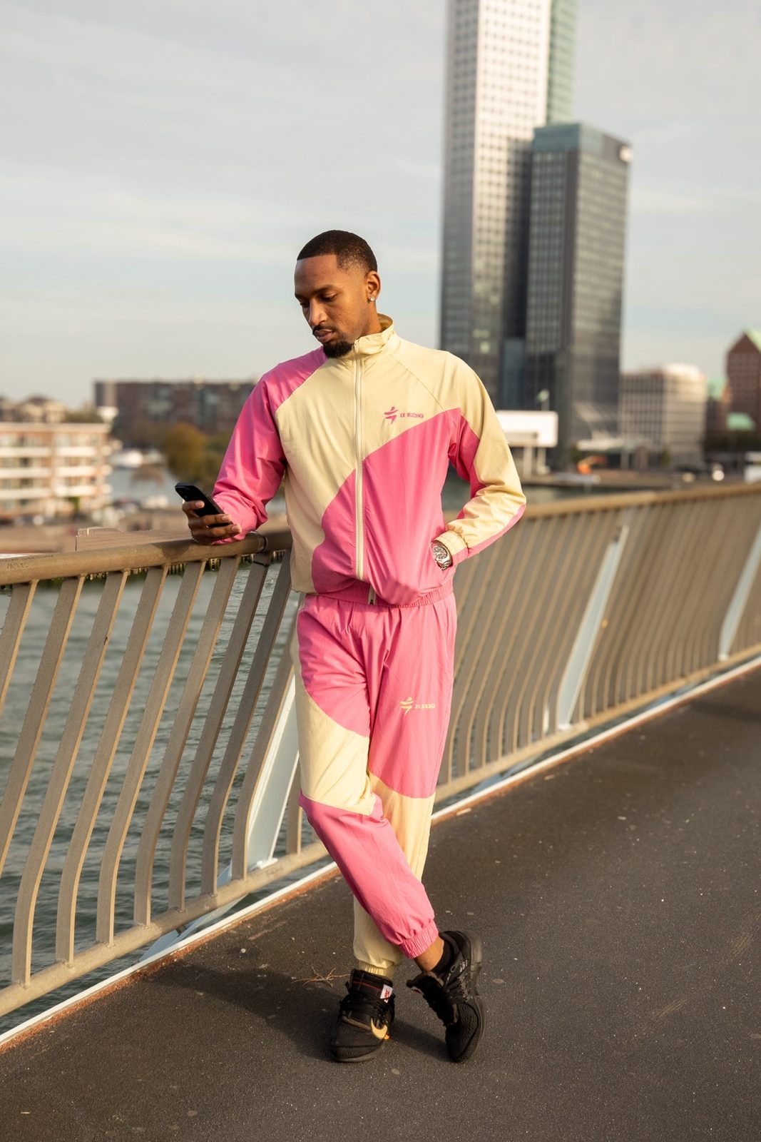 IIBXNG The Tracksuit Beige & Roze, Erasmusbrug Rotterdam
